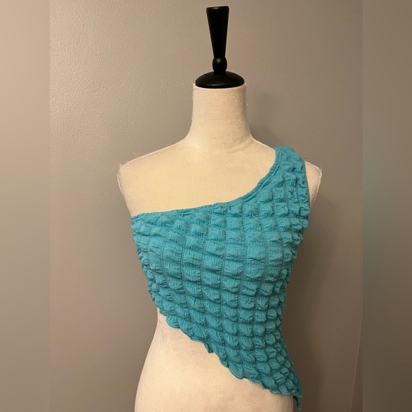 NWT PrettyLittleThing Popcorn Textured One Shoulder Asymmetric Hem Crop Top - 6 - Picture 2 of 11